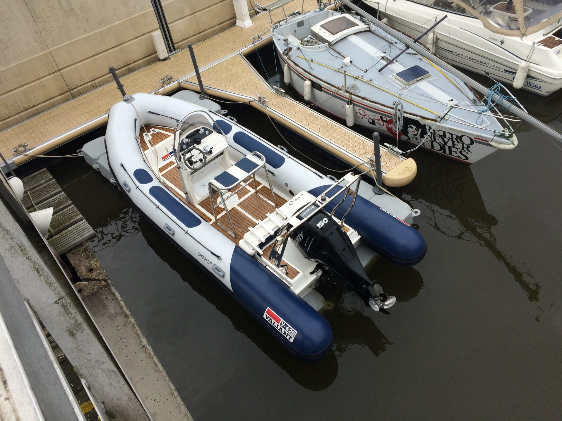 Modulares Schwimmdock für Motorboote und wassermotorrad fahren Cubisystem